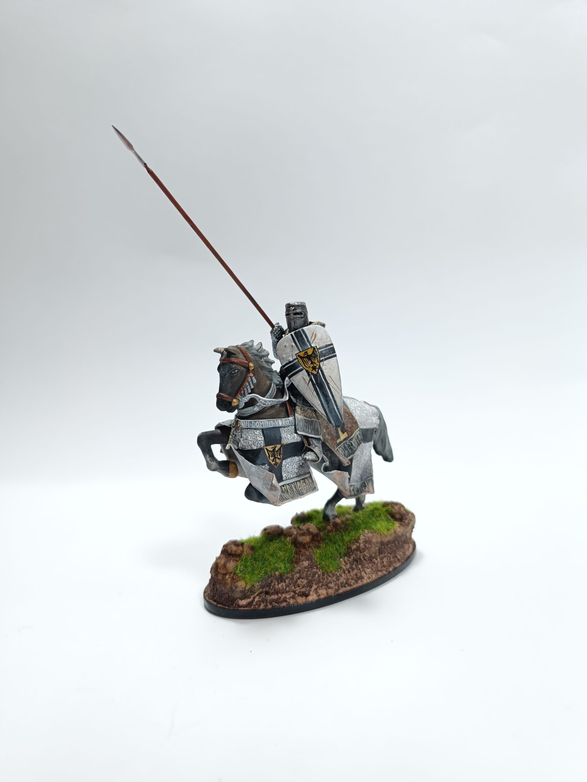 Масштаб: 1:32.54 мм Описание: Рыцарь всадник. Эксклюзивная конверсия. Роспись коллекционного уровня. Смоляная фигура.