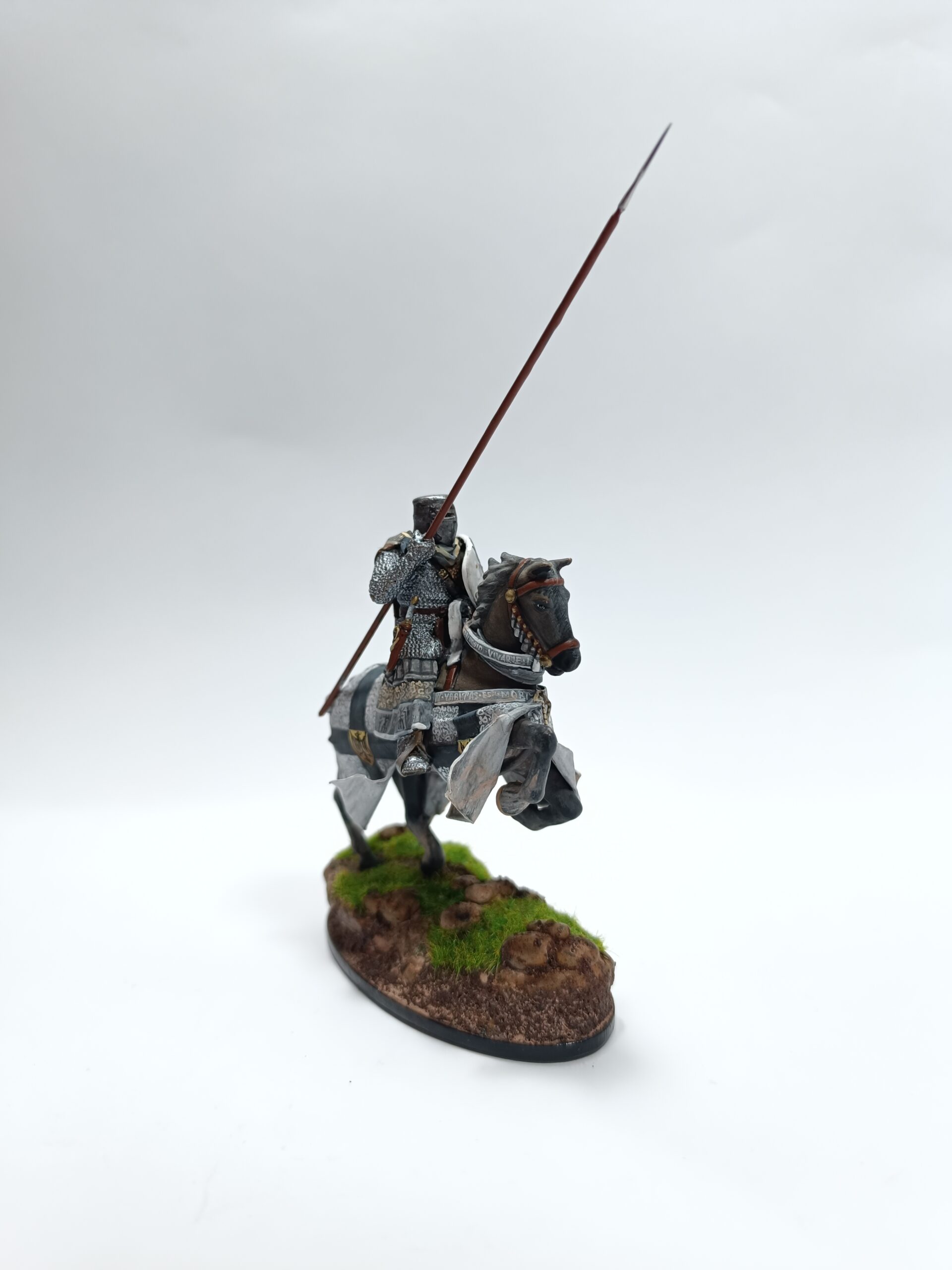 Масштаб: 1:32.54 мм Описание: Рыцарь всадник. Эксклюзивная конверсия. Роспись коллекционного уровня. Смоляная фигура.